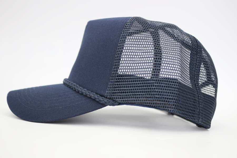 バックメッシュタイプのキャップでツバの付け根にコード（紐）がついた帽子です。 | 【オリジナル刺繍ドットコム】